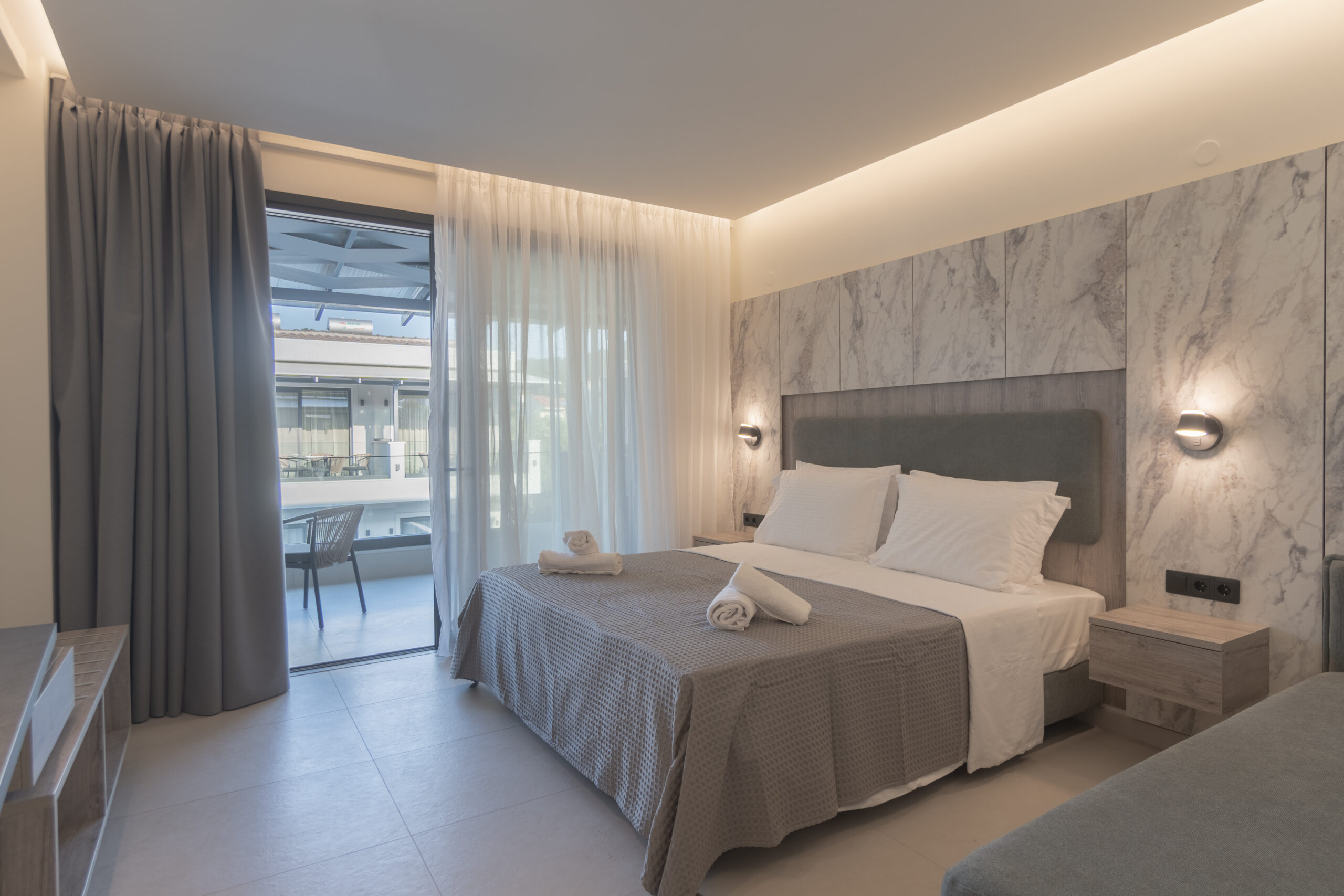 Tiara Holidays - Alora Luxury Suites - Suite with Pool-Mountain View spavaća soba